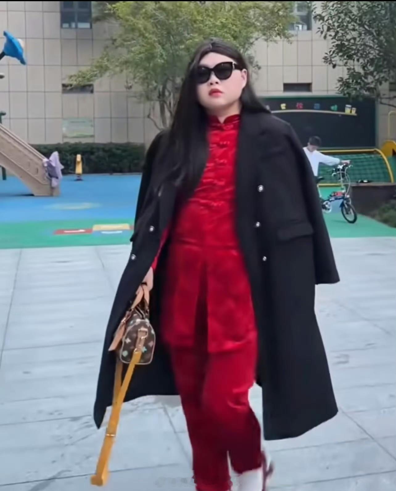 李湘 开庭带着你这堆聚酯纤维地摊货这届网友真的太会玩了 ​​​