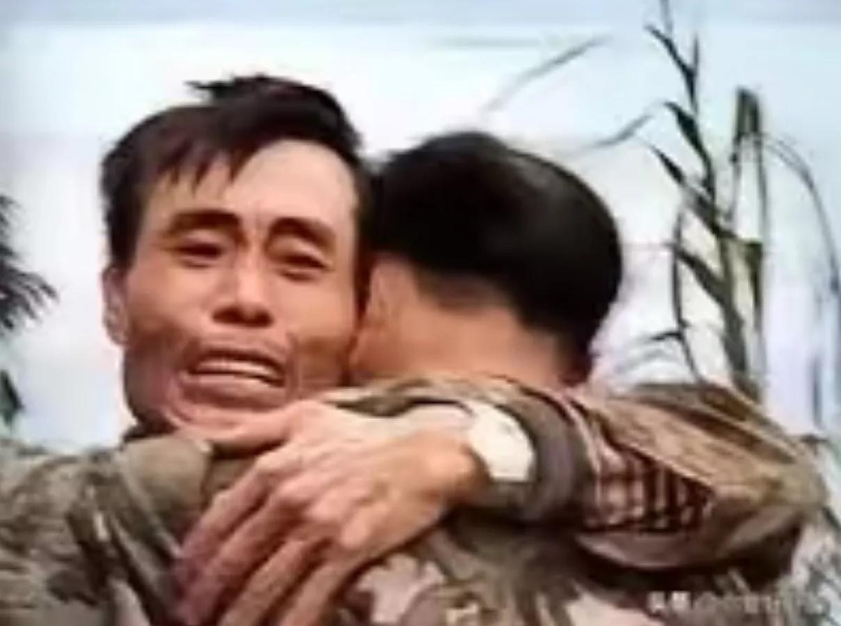 1985年，老山前线，战斗结束后，连长张荣先与自己的战友抱头痛哭。此时，他们完成
