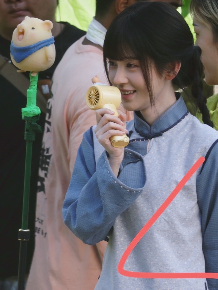 鞠婧祎苏绿夏鞠婧祎万花世界﻿ 🐷：好热，给门牙降降温 