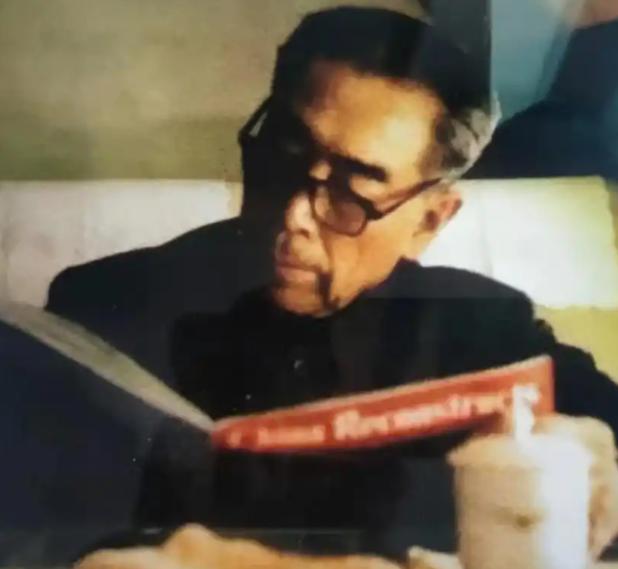 1968年，一个深夜，周恩来刚躺床上，准备睡觉，警卫员关了灯，正要走出房间，总理