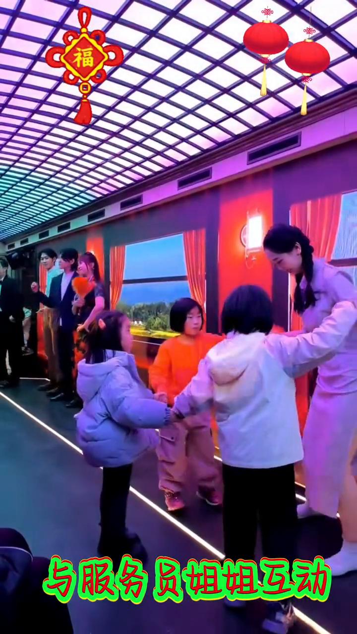 津旅时光号与服务员姐姐互动。