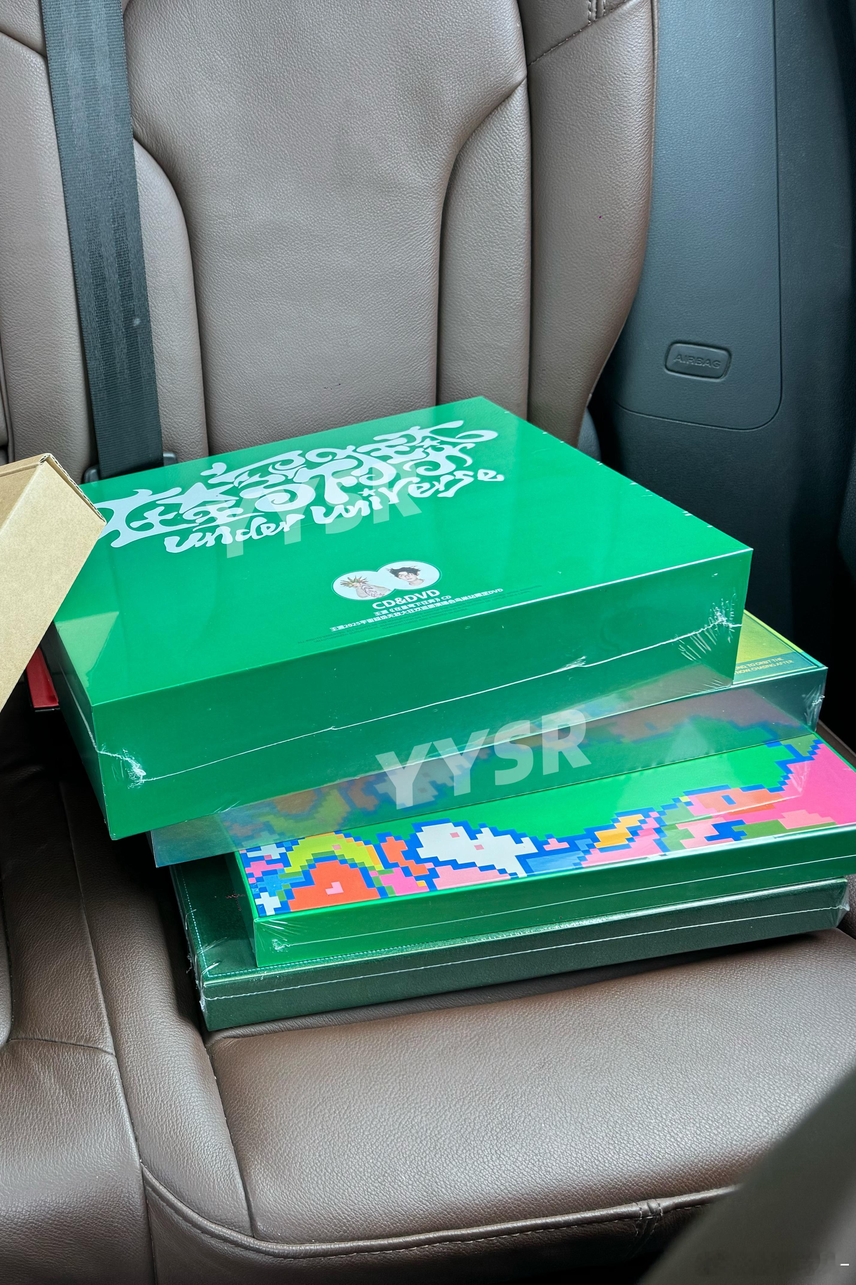 中午起来吃完饭趁我妈午睡 火急火燎开车去单位丰巢拿专辑 （这存东西忒贵 