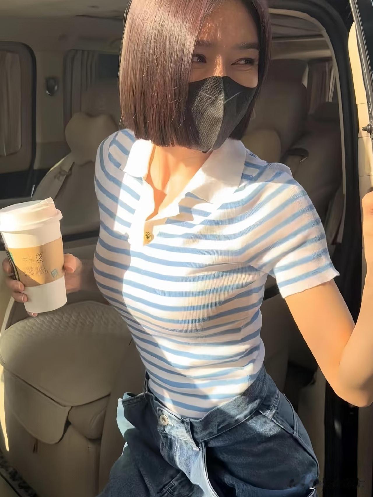 秦岚的腰会不会小姑娘都很羡慕呢？

46岁的秦岚身材也太完美了吧，这腰真的是盈盈