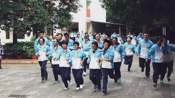 🔥昆明家长速转！教辅校服乱象可举报，电话曝光。昆明重拳整治校园乱收费！即日起至