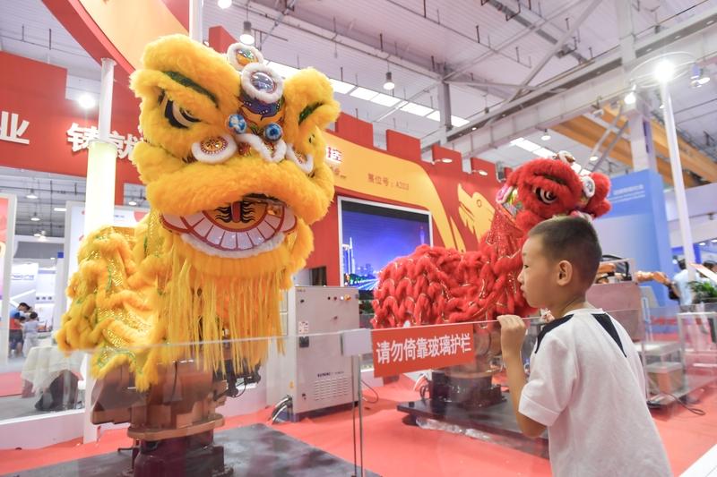 1燃爆迁马现场!机器人舞狮把传统玩出科技新花样在迁马的赛道旁，这机器人舞狮吸引了