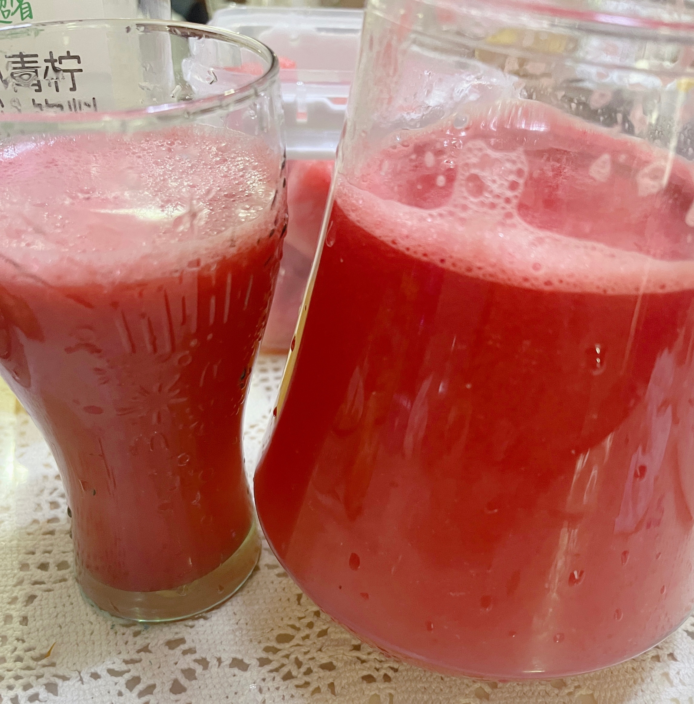 我问他们切点西瓜吃🍉要不要两个要，一个不要不要的家伙要喝西瓜汁行吧，住家保姆开