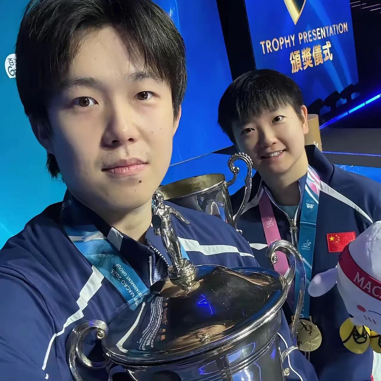 现在最高兴的就是王楚钦了
他不但4比3逆转松岛辉空夺冠
而且接下来会收获三样东西