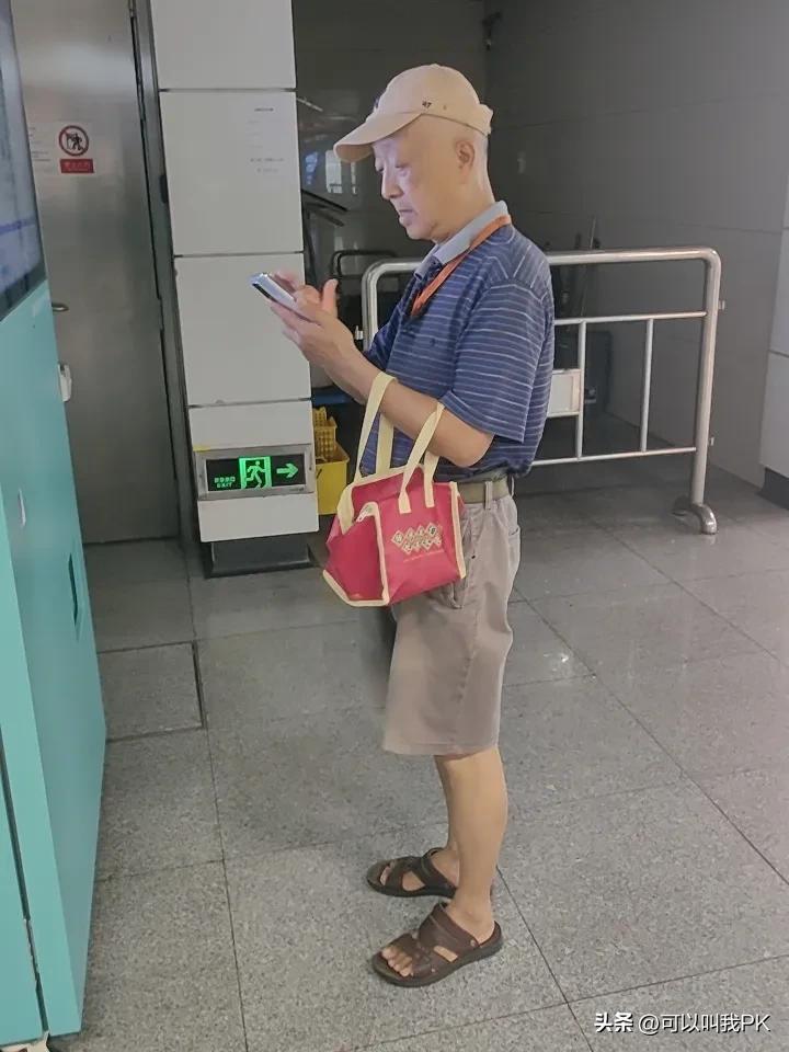 人狗同用一把推子。
这是什么操作？十元理发店终于用一个荒唐的事故走向了它的终点。