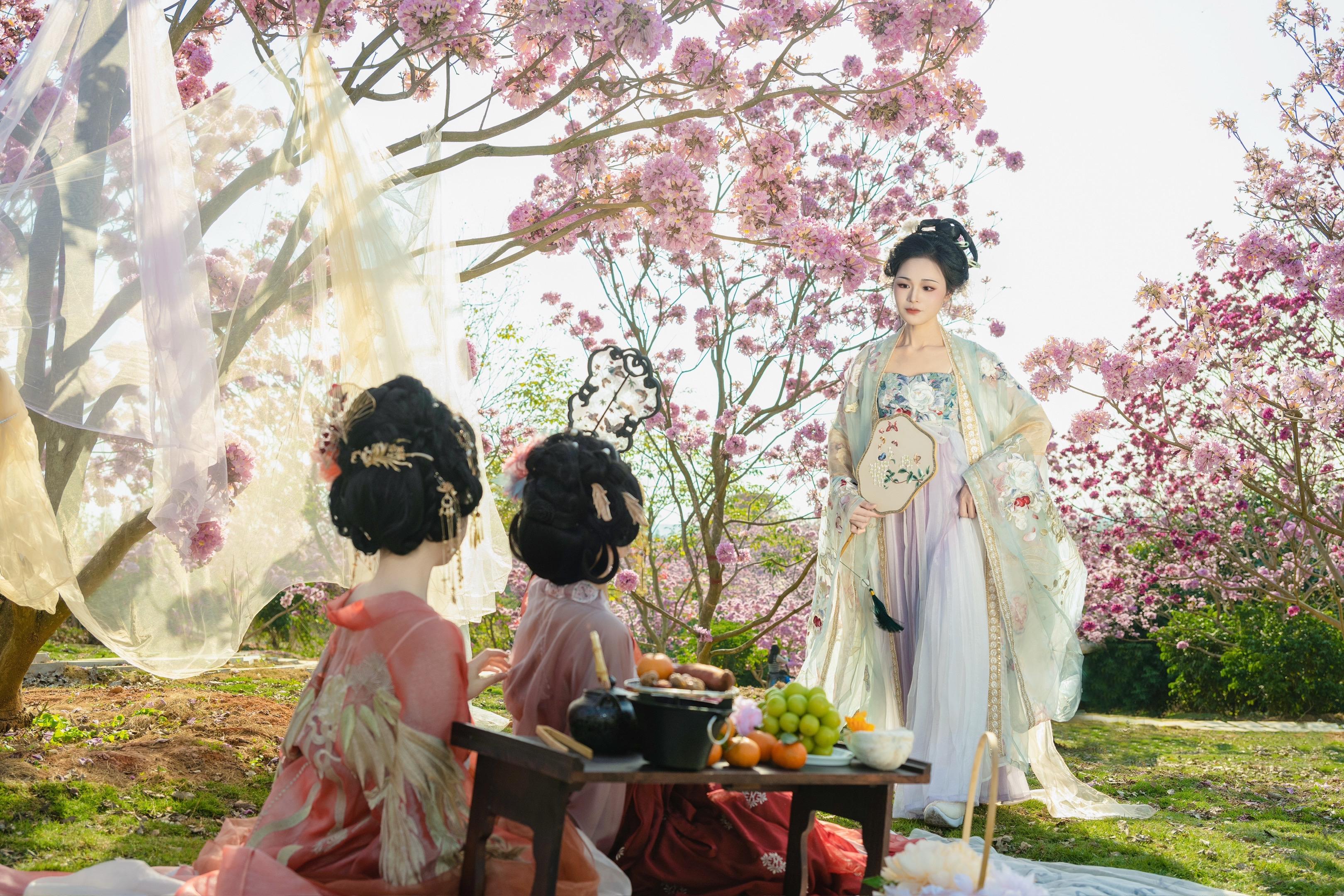 “春日限定，春风十里，不如花间一笑”