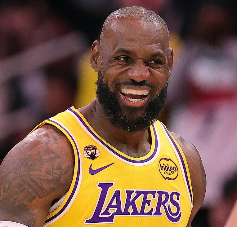 詹姆斯本赛季球权使用率：27.7%，生涯最低！
新秀赛季球权使用率：28.2%