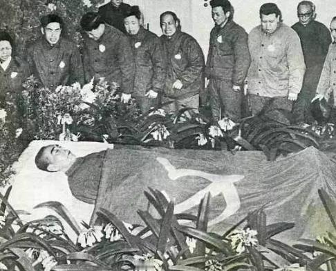 1975年，周总理在医院三次会见波尔布特，劝告他们不能搞农业乌托邦计划，共产主义