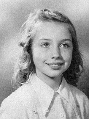 希拉里，一个在岁月长河里懂得爱自己的女人。小时候的她蛮有书卷气的，老了的她珠圆玉