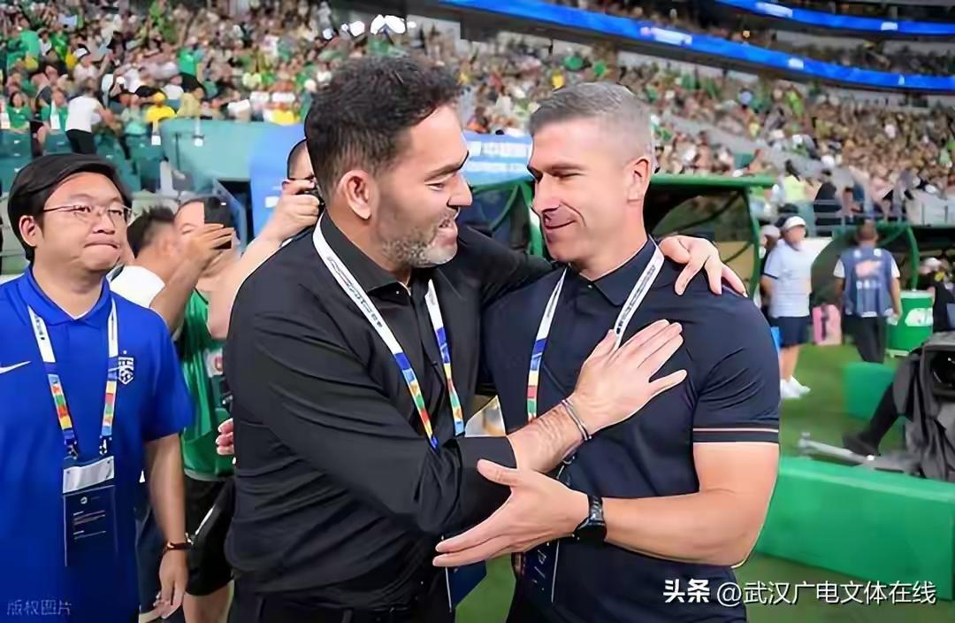 赛后拥抱，友谊长存！🤝🏆