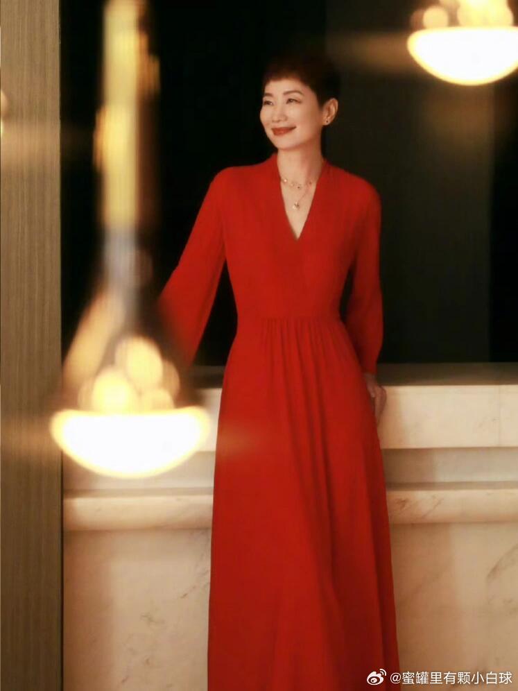 ELLE前主编晓雪聊女性配得感在这个快节奏的时代，女性面临着诸多压力和困境，却常