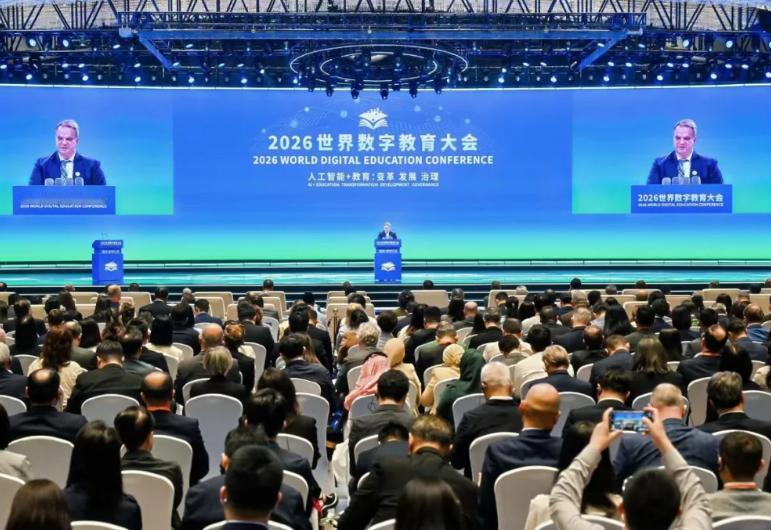 当AI浪潮席卷教育领域，不少人心存疑虑：机器会取代老师吗？此次联合国官员访华期间