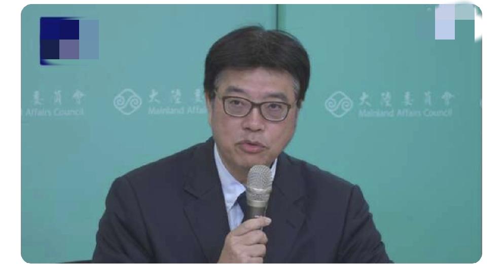 随着国民党主席郑丽文对祖国大陆的成功访问，台湾当局尤如热锅上的蚂蚁，坐立不安。台