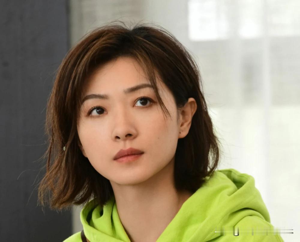 #万茜老公疑似出轨#
但是据说被拍到和万茜老公一起进出的女人就是万茜本人，而且照