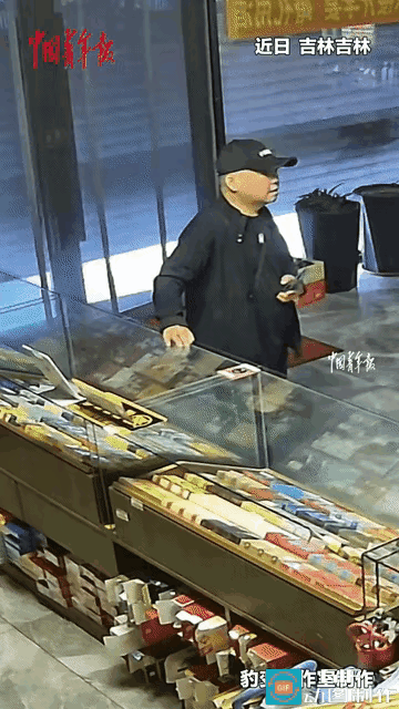 买烟被锁店里，大哥的反应绝了！这才是成年人最顶级的松弛感！

吉林的街头，一间不