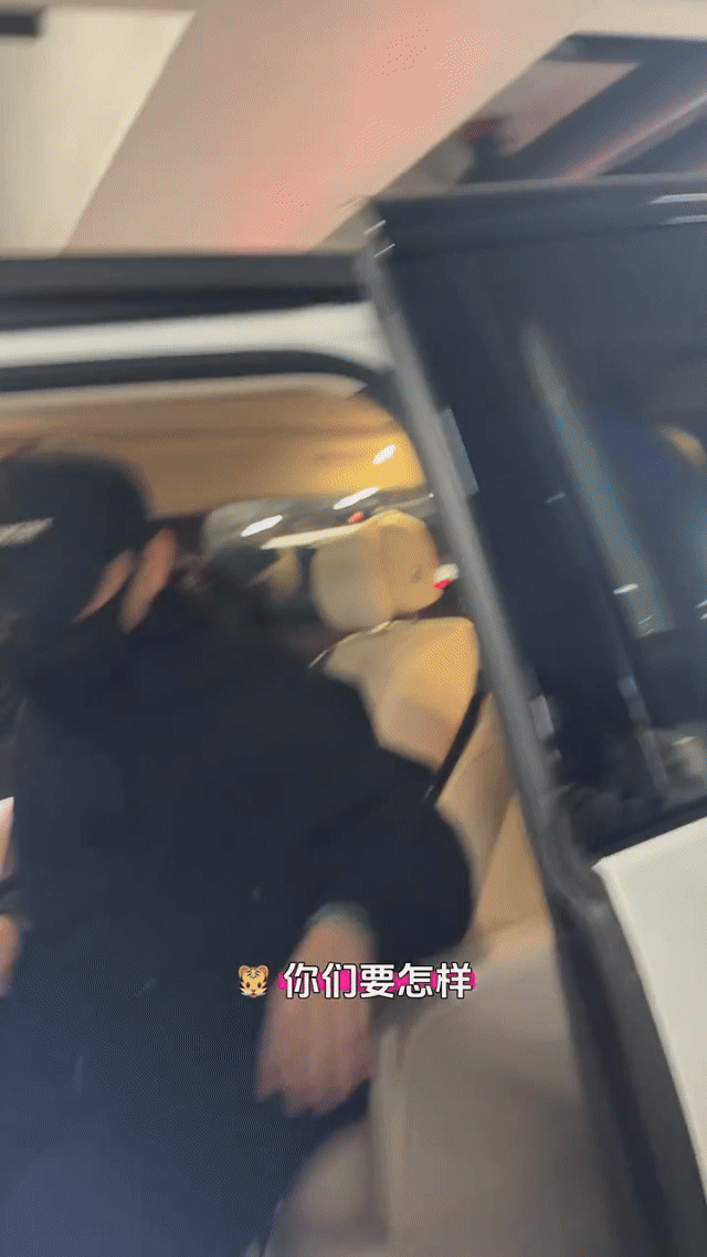 粉丝们简直太有才了，直接上来个胡彦斌整活，胡彦斌低头找东西假装自己很忙的样子真的