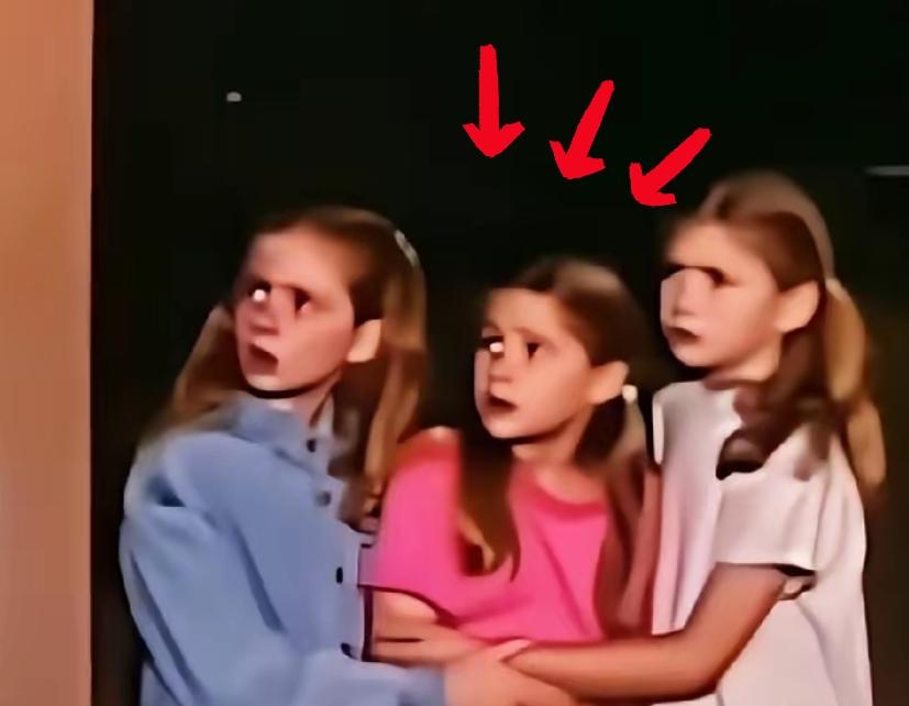 萝莉岛上的三个女孩，满眼都是藏不住的恐惧，稚嫩的小脸写满慌张，互相紧紧依偎着，红