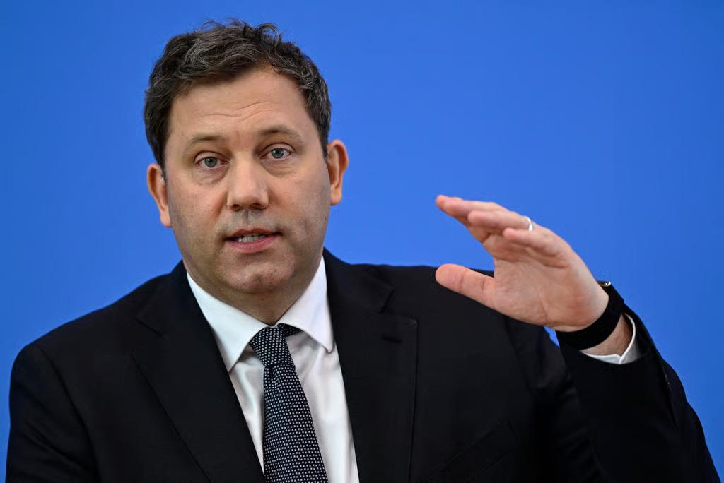 【德国财政部长不排除紧急借贷的可能性，因为“特朗普不负责任的战争”正在产生影响】