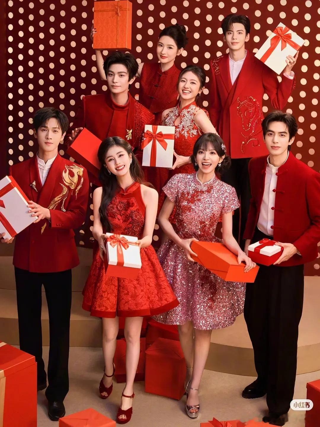 浓颜合影真的赢很大啊，第一眼看到的就是宋威龙和田曦薇，白鹿赢在笑容明媚。李昀锐这