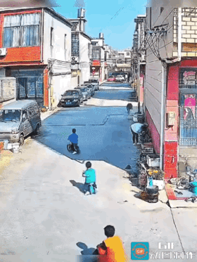 孩子奶奶自己先跑屋里了[捂脸]