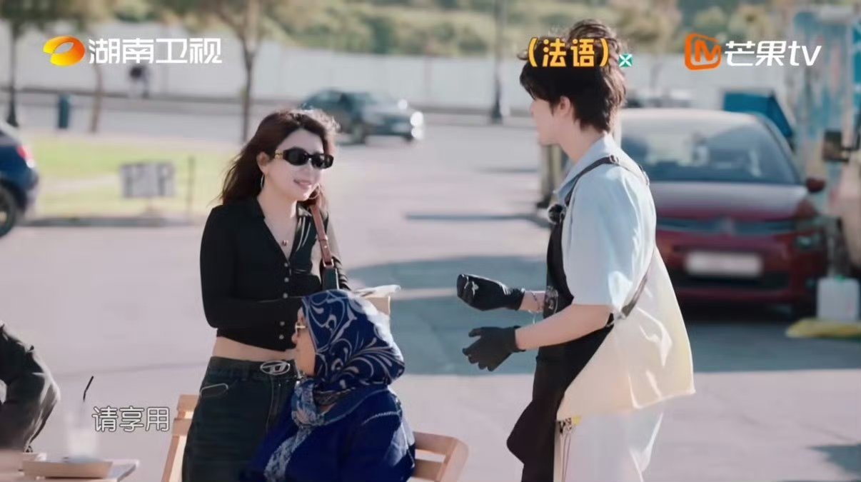 尹浩宇行走的翻译器派派真的在中餐厅帮大忙啦！英语超级专业！天选中餐厅打工人 中餐