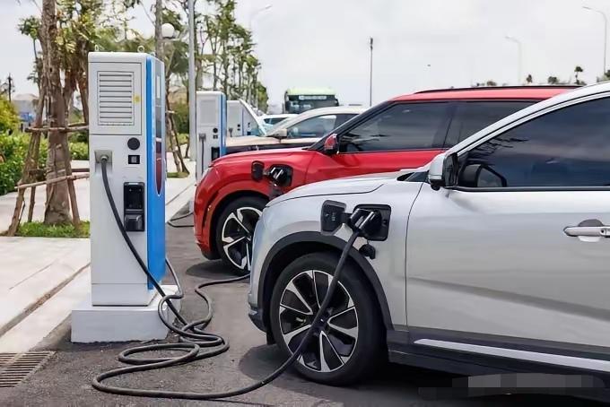 越南人现在买电动车，十个人里有八个选了VinFast。不是别的车不行，是别的车买