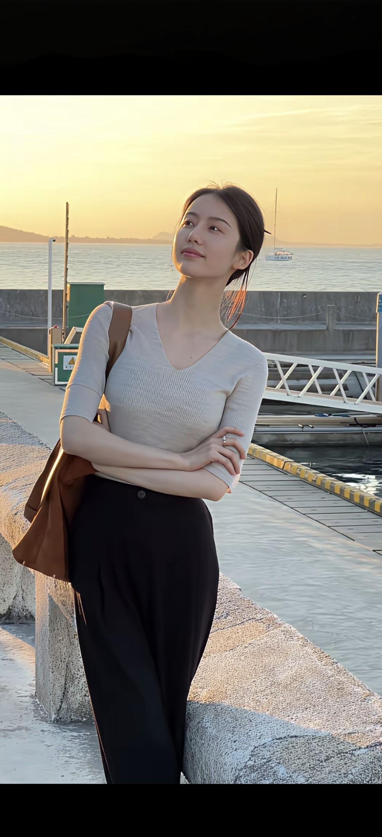 日暮江边立，风轻水自流。