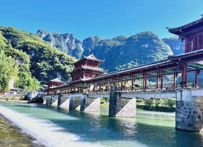 最短河流

神龙塘孕育短短龙塘河
琥珀颜色羡煞猴哥
仙人客忍忍挪窝
桶子