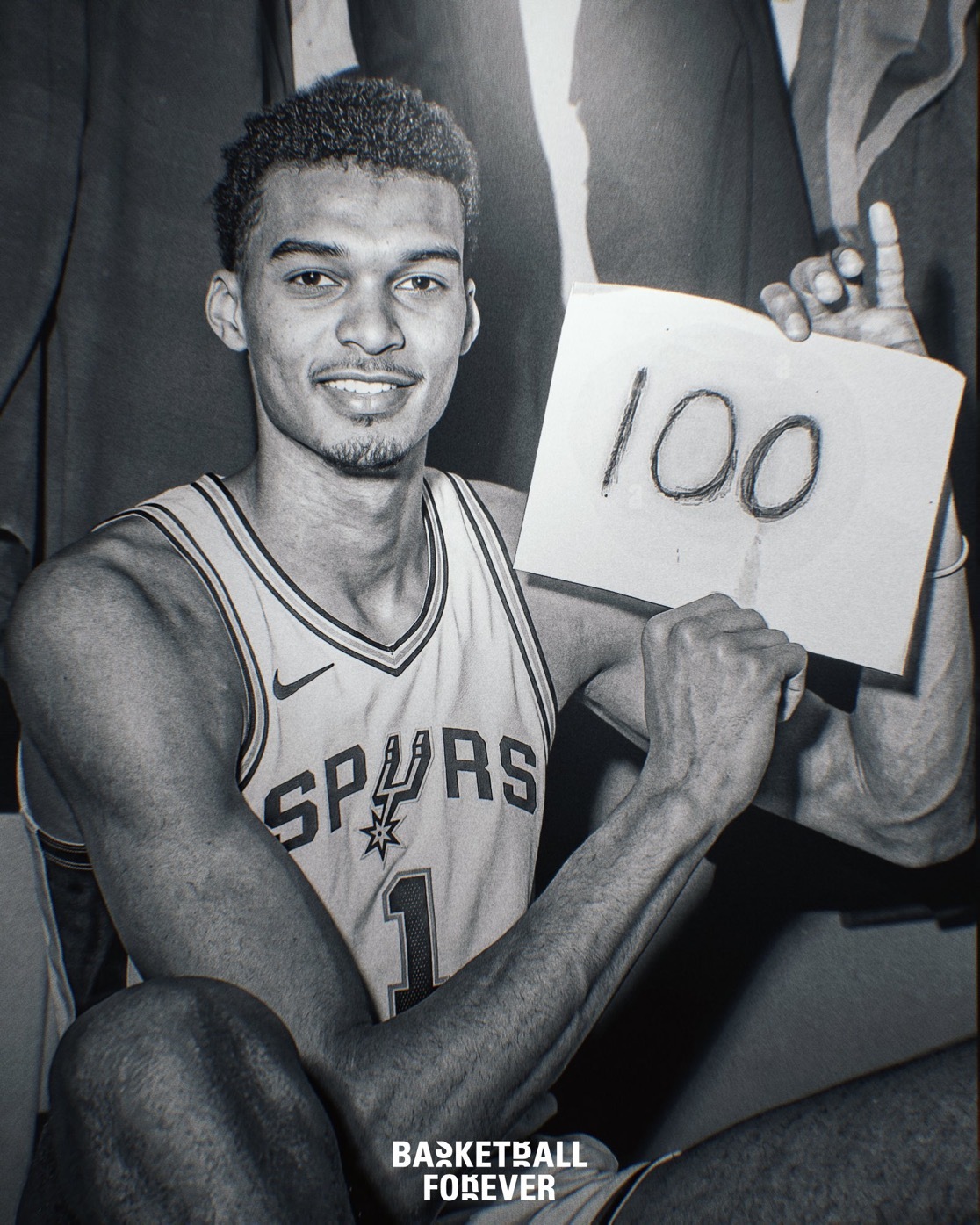 维克托·温巴尼亚马相信他有能力做到NBA历史上只有一位球员做到过的事情：在一场比