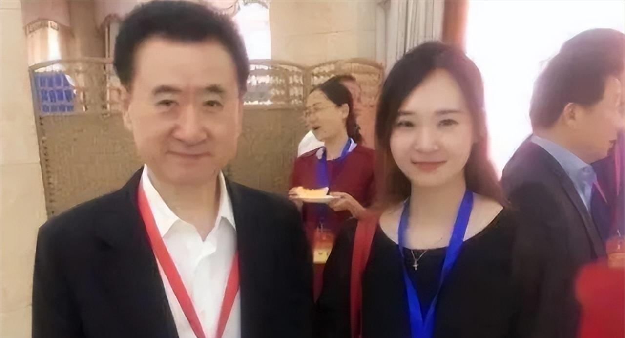 一次，王健林带着年薪100万的女秘书去应酬，期间，他让女秘书去买烟，可女秘书出去
