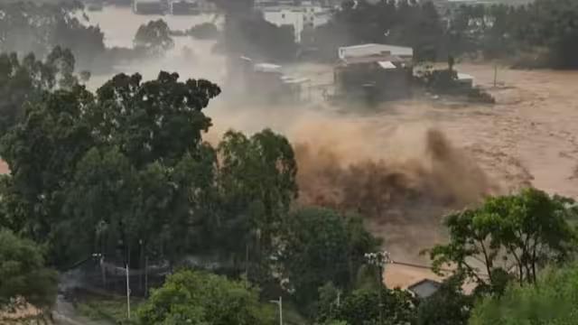 广西多地公告“非必要不外出”7月3日以来，受台风“美莎克”影响，广西多地持续强降