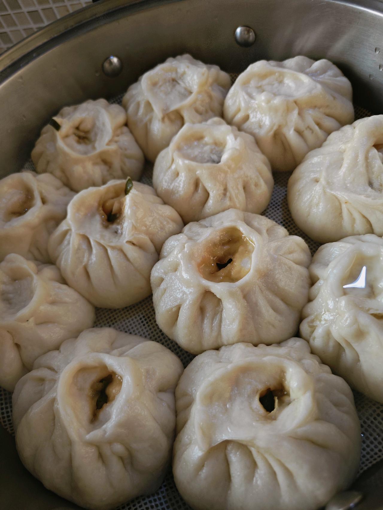 看看我做的山菜包子，
第一次按照妈妈教的方法动手做哦！
山菜焯水，和面，调馅，制