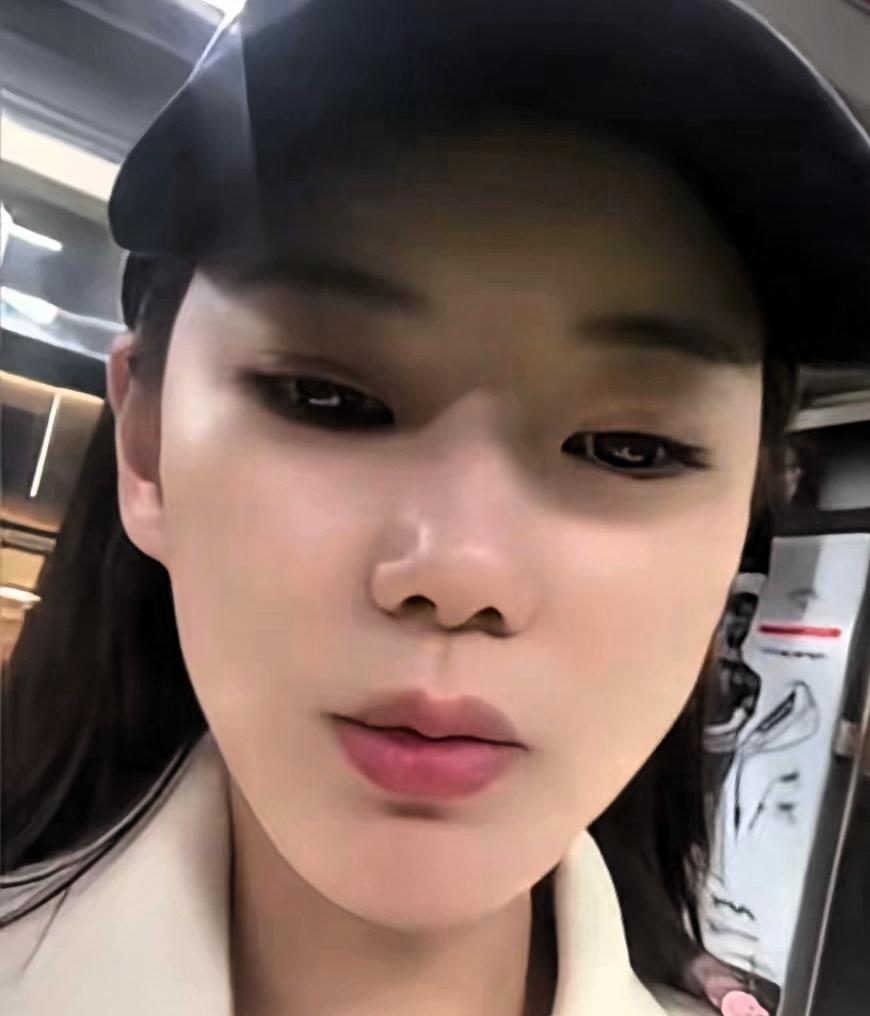 如今，家事成了流量，大家都看得很热闹，新媒体上，隐私与消费，界限模糊了，谁能想得