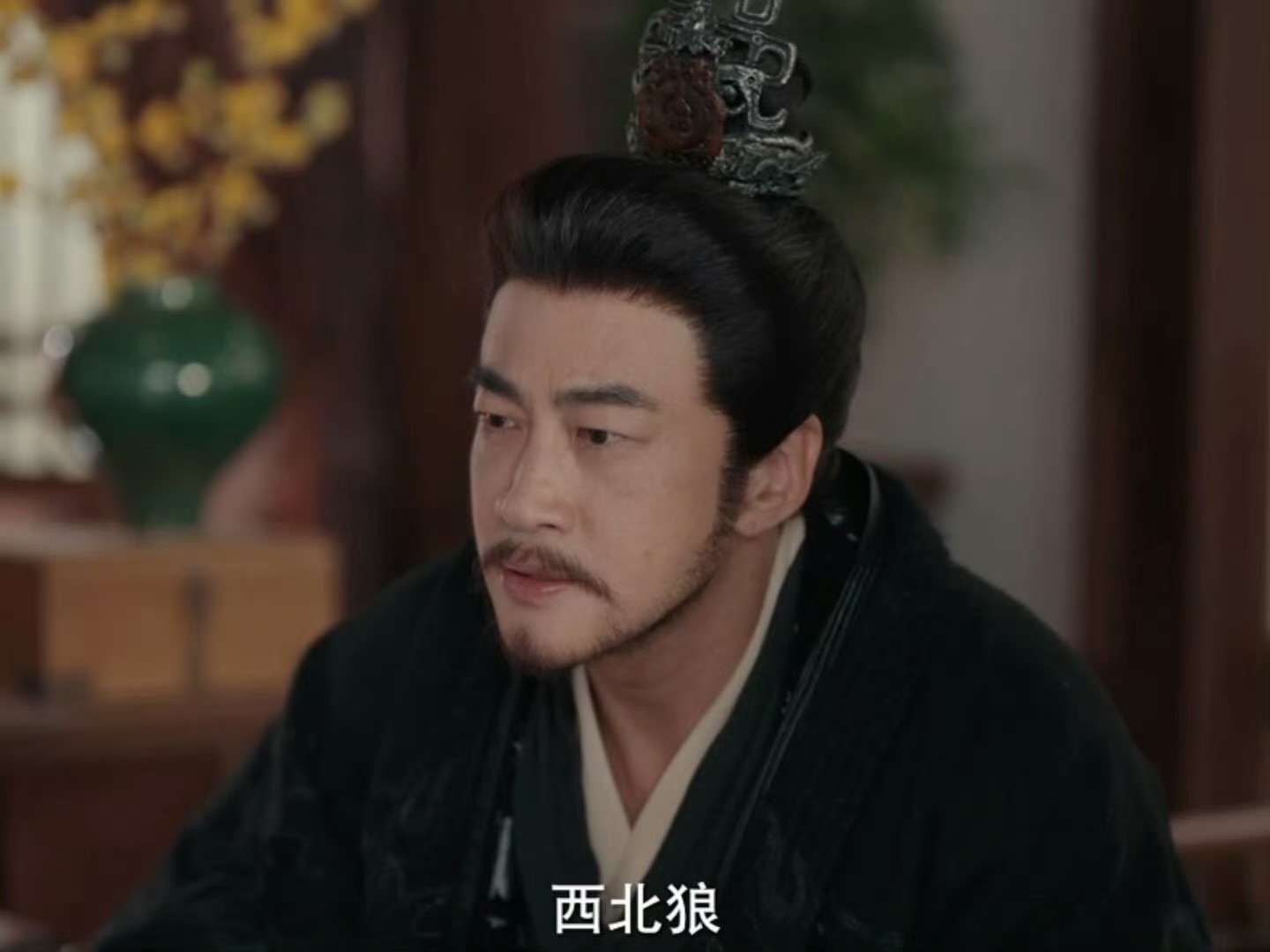 何与何与小时候也是西北狼何与晒出童年照何与发文玩梗“西北狼的平方”，晒出自己童年