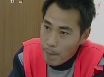 太嚣张了！男子长期骚扰同村兄弟的妻子，被堵住质问时竟口出狂言：“睡你老婆是看得起