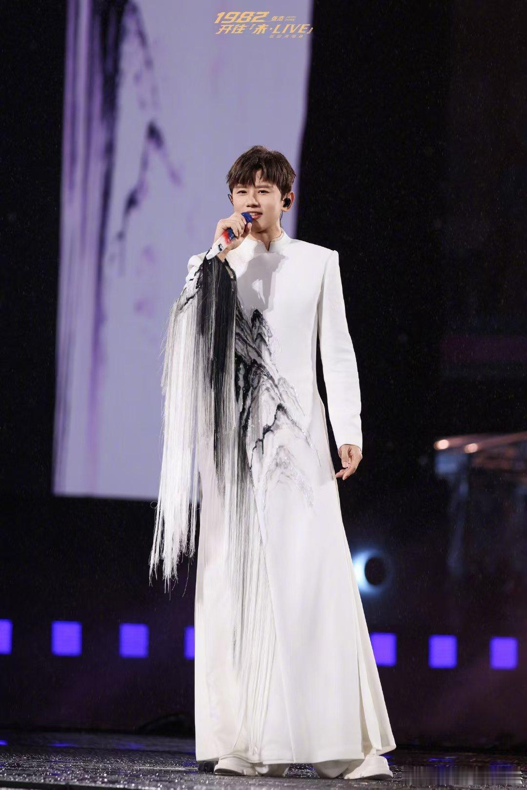 张杰演绎MJ金曲 张杰致敬迈克尔杰克逊 从杭州演唱会传来的动人歌声，张杰翻唱《Y