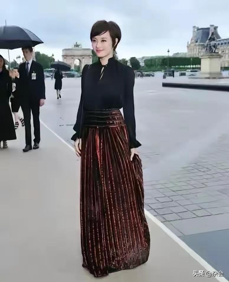 孙俪这次巴黎看秀真的杀疯了！
43岁的生图状态好到离谱，居然比旁边26岁的宋祖儿