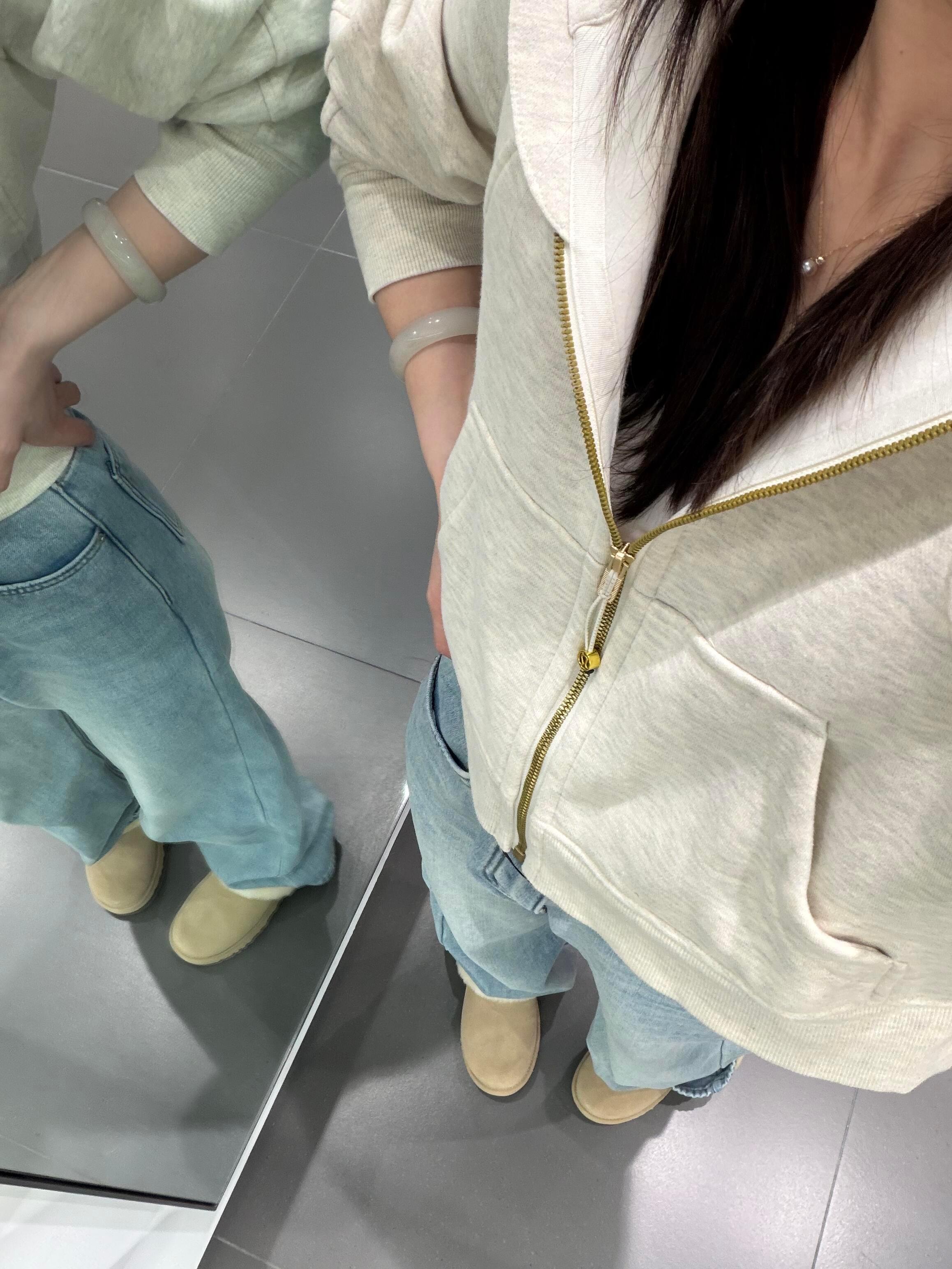 这是我试过鞋底子最软的鞋底子可能是新鞋的缘故鞋里毛毛巨暖和 ！！！关键这沙色我真