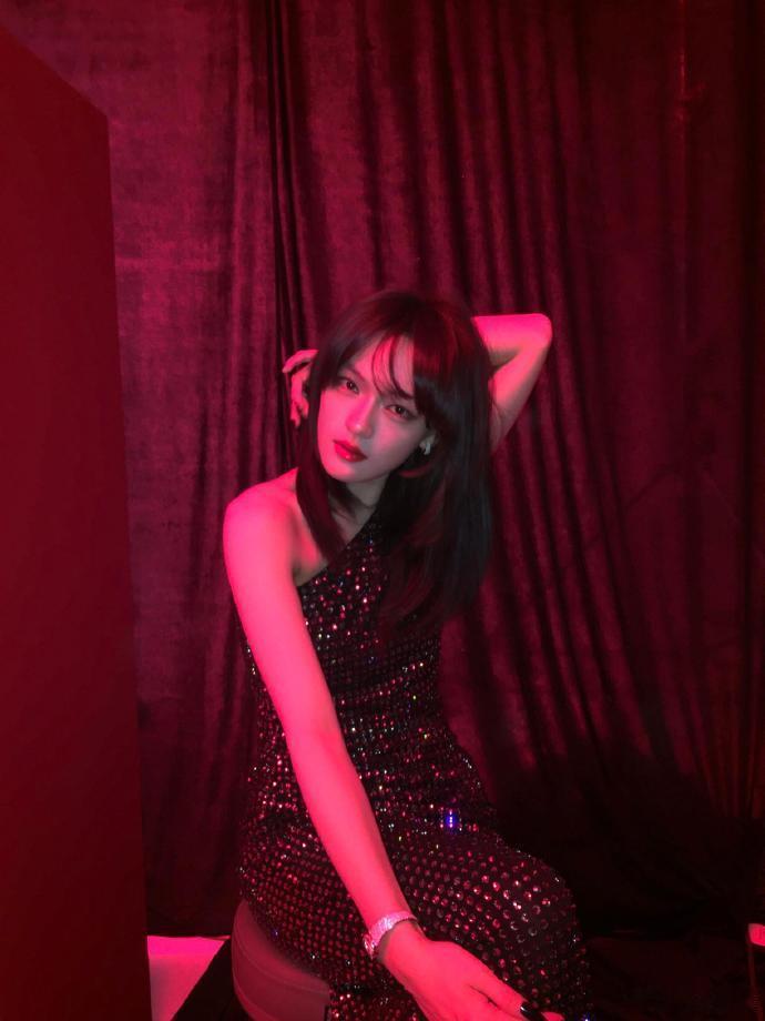 文淇魅惑文淇红唇黑美甲 文淇魅惑，文淇红唇黑美甲，咱就说是谁还没有看到我们的文淇