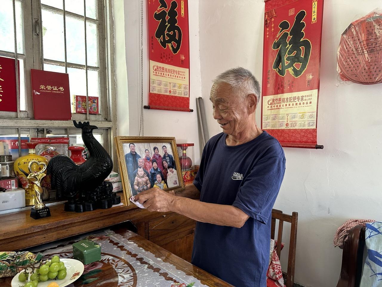 李兆友，男，1947年12月生，山东省德州市齐河县仁里集镇东张村村民。
 
现实