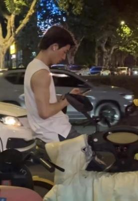 王星越杭州街边被偶遇，他好接地气呀，骑着共享单车在路边玩手机 ​​​