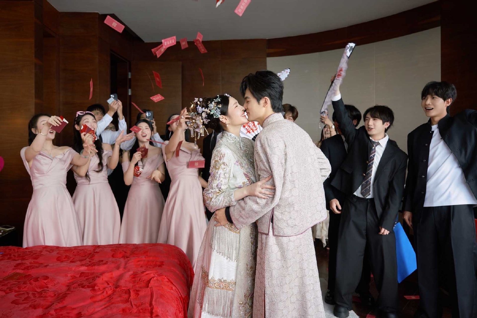李心艾泪洒婚礼现场  李心艾和刘子瑞的婚礼，是他们爱情的完美结局。她在婚礼上的泪