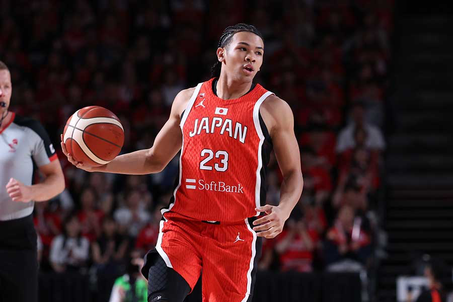 日本男篮集训名单扩充至16人，补招23岁身高1米81的组织后卫小约翰·哈伯。世预