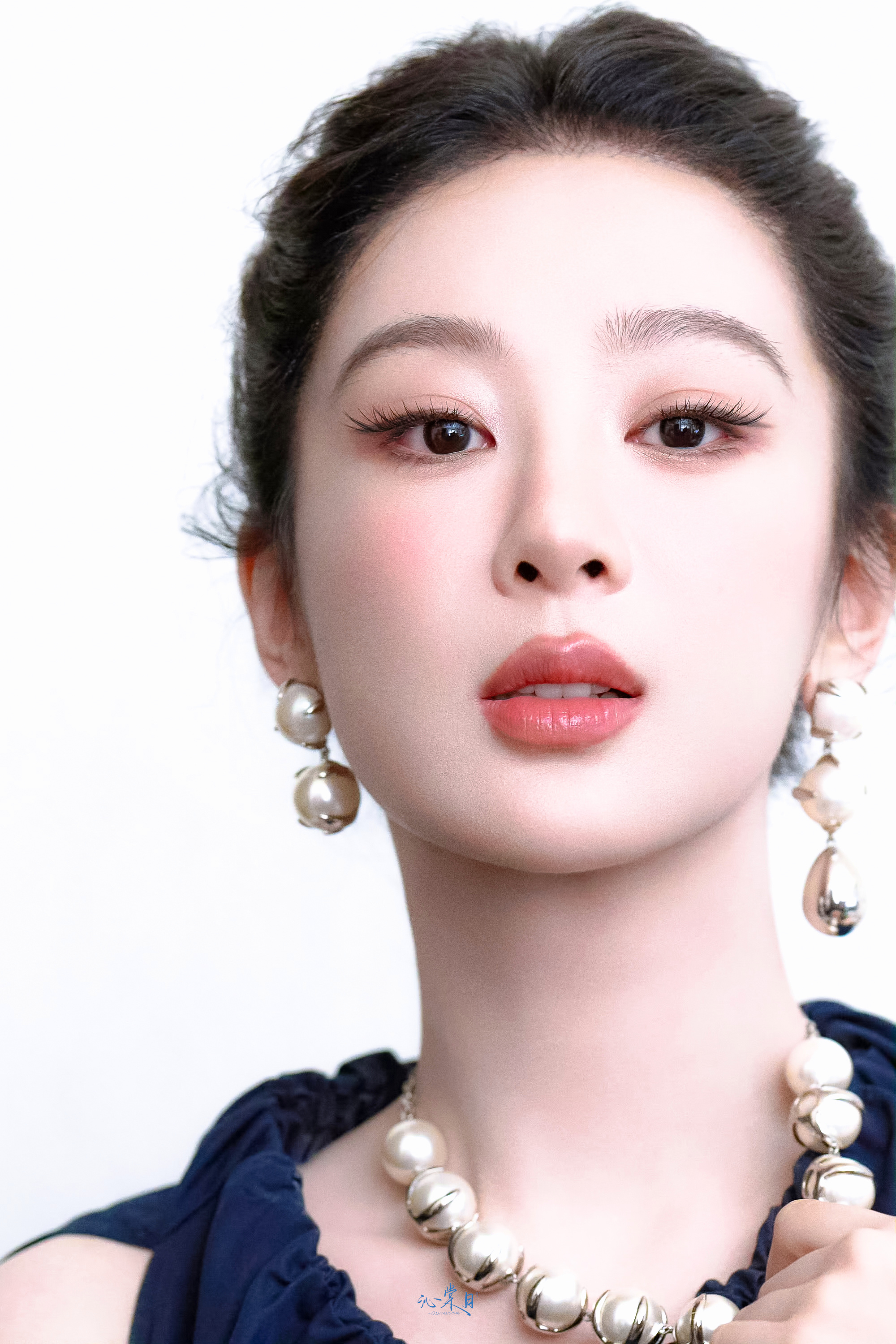 杨紫 酷美大小姐💙💧📸     杨紫杨紫玉兰花开君再来