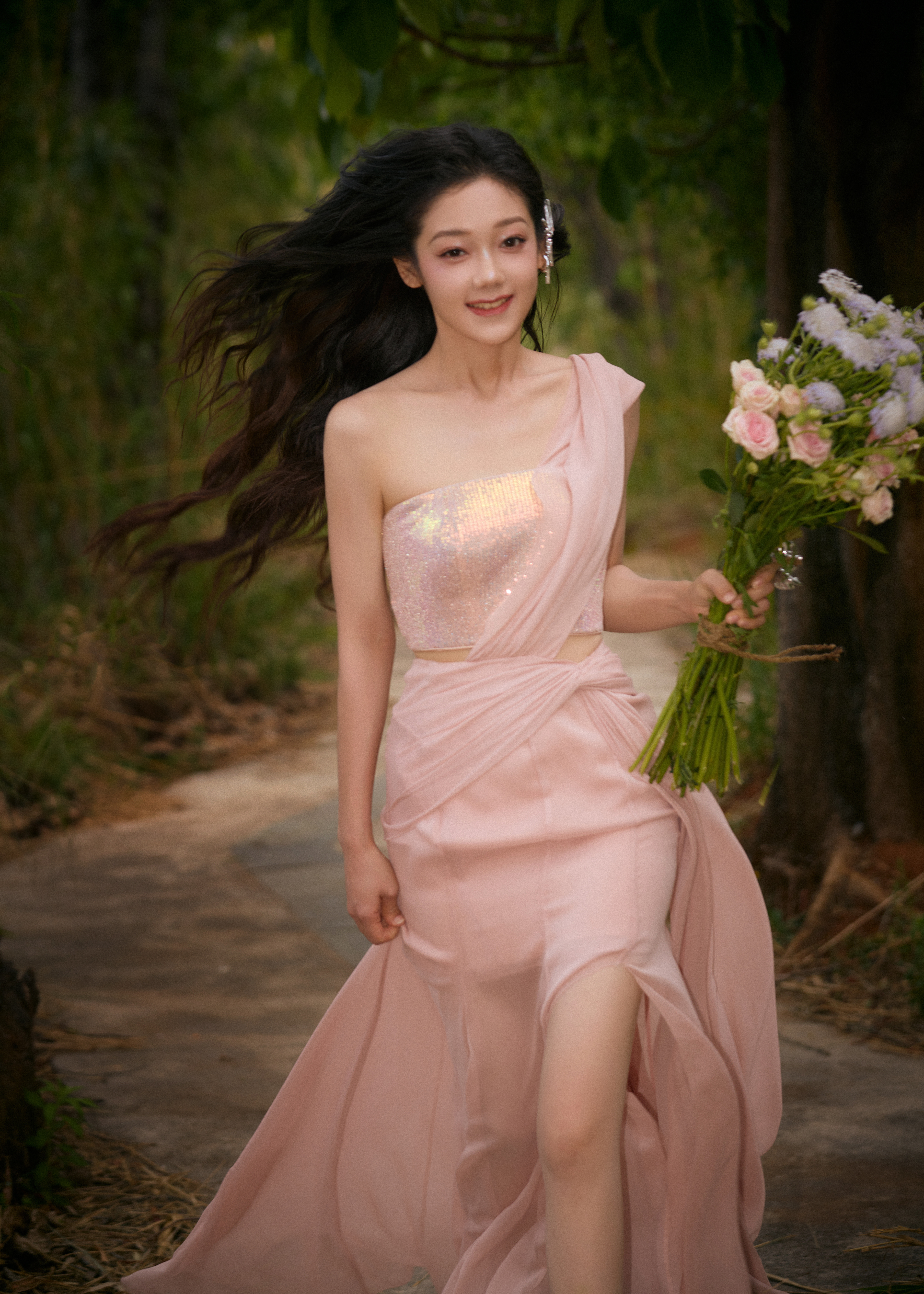 希林娜依·高今日出席白日音旅汽水音乐节造型图集，演绎GRACE CHEN 202