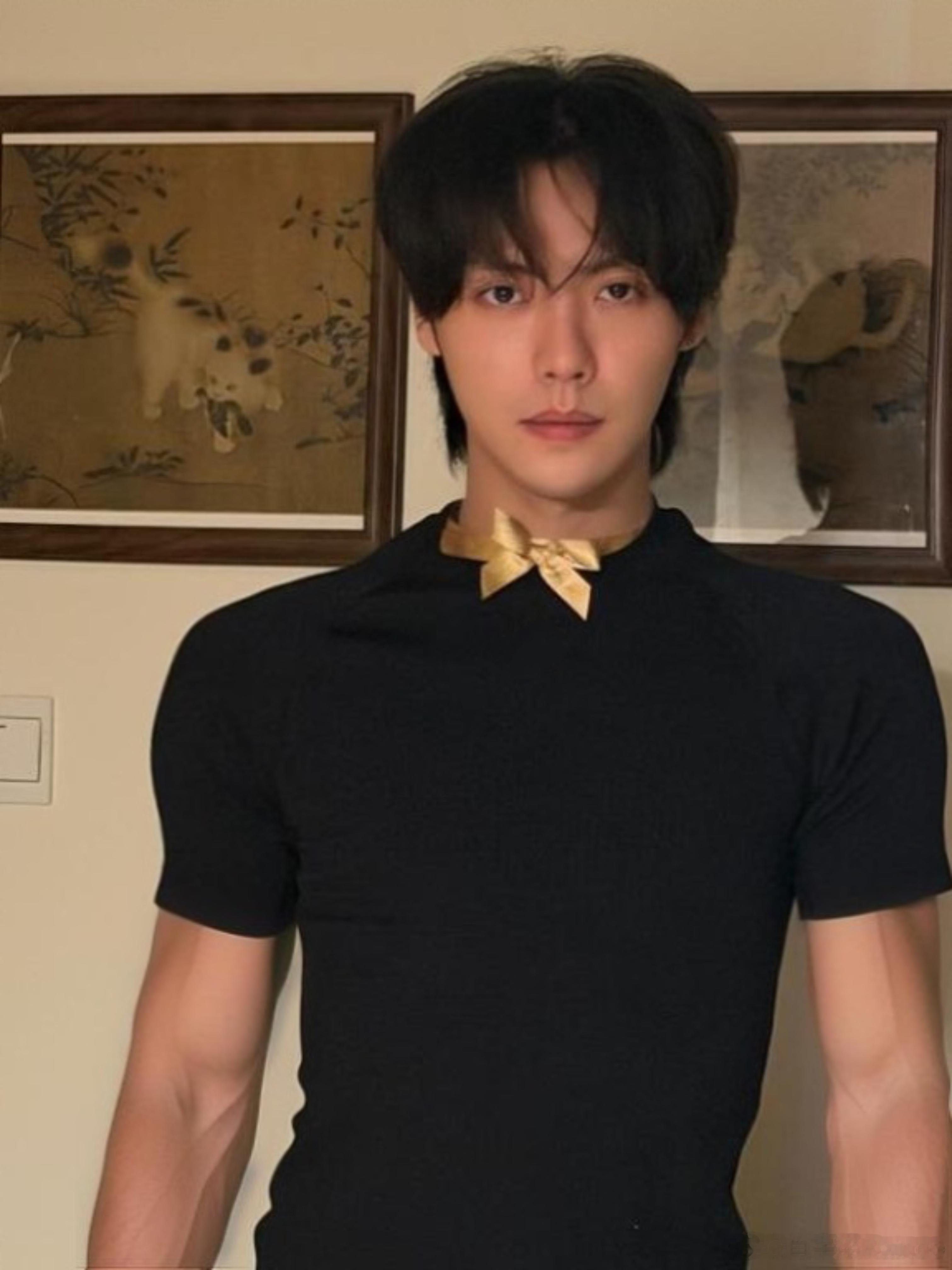 肖宇梁  这是戴上蝴蝶结啦
