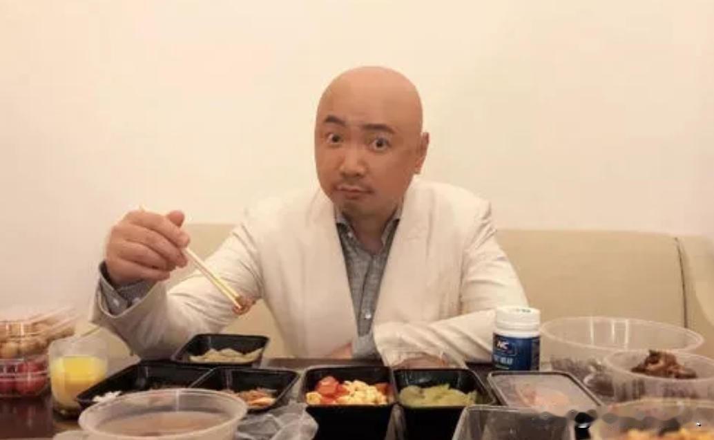 当年，徐峥豪掷200万，在上海徐汇开了家牛肉面馆，一碗面32元，刚开业时徐峥就告